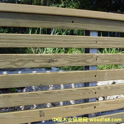 �������ڷ���ľ-�����Ϸ��ɑ���ľ