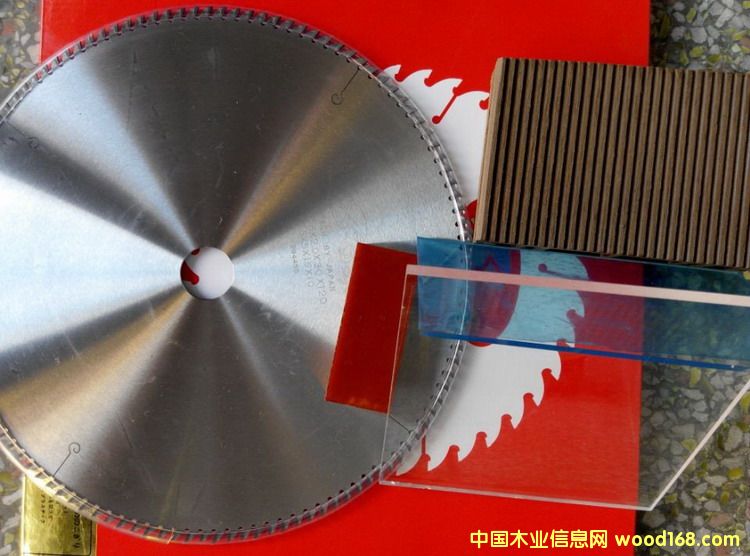 ���Ӿ���Ӳ�|(zh��)�Ͻ��Ƭ���M(j��n)�ڴ��ҁ������Ƭ��Ԕ��(x��)��B