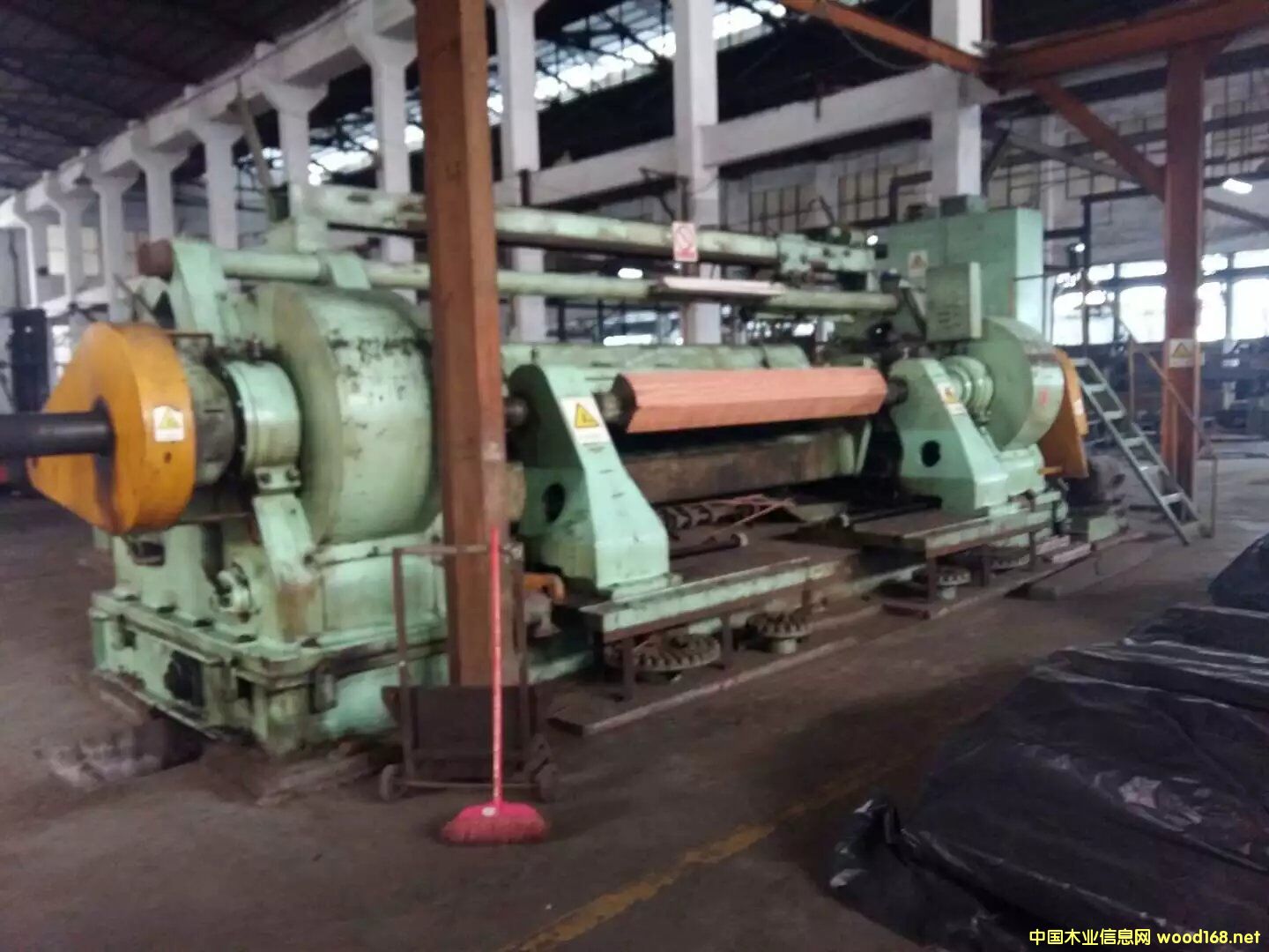 偏心旋切機(jī) 偏心旋切機(jī)