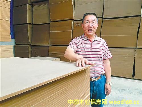 ������Ҋ�b�������A һ��(g��)����ϰ�ġ��Gɫ��·��